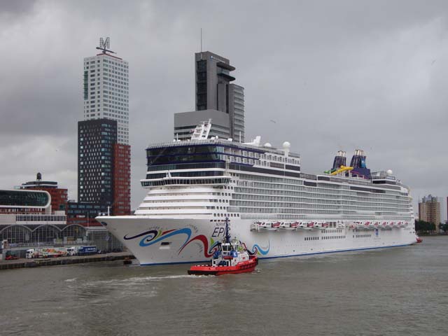 Cruiseschip ms Norwegian Epic aan de Cruise Terminal Rotterdam